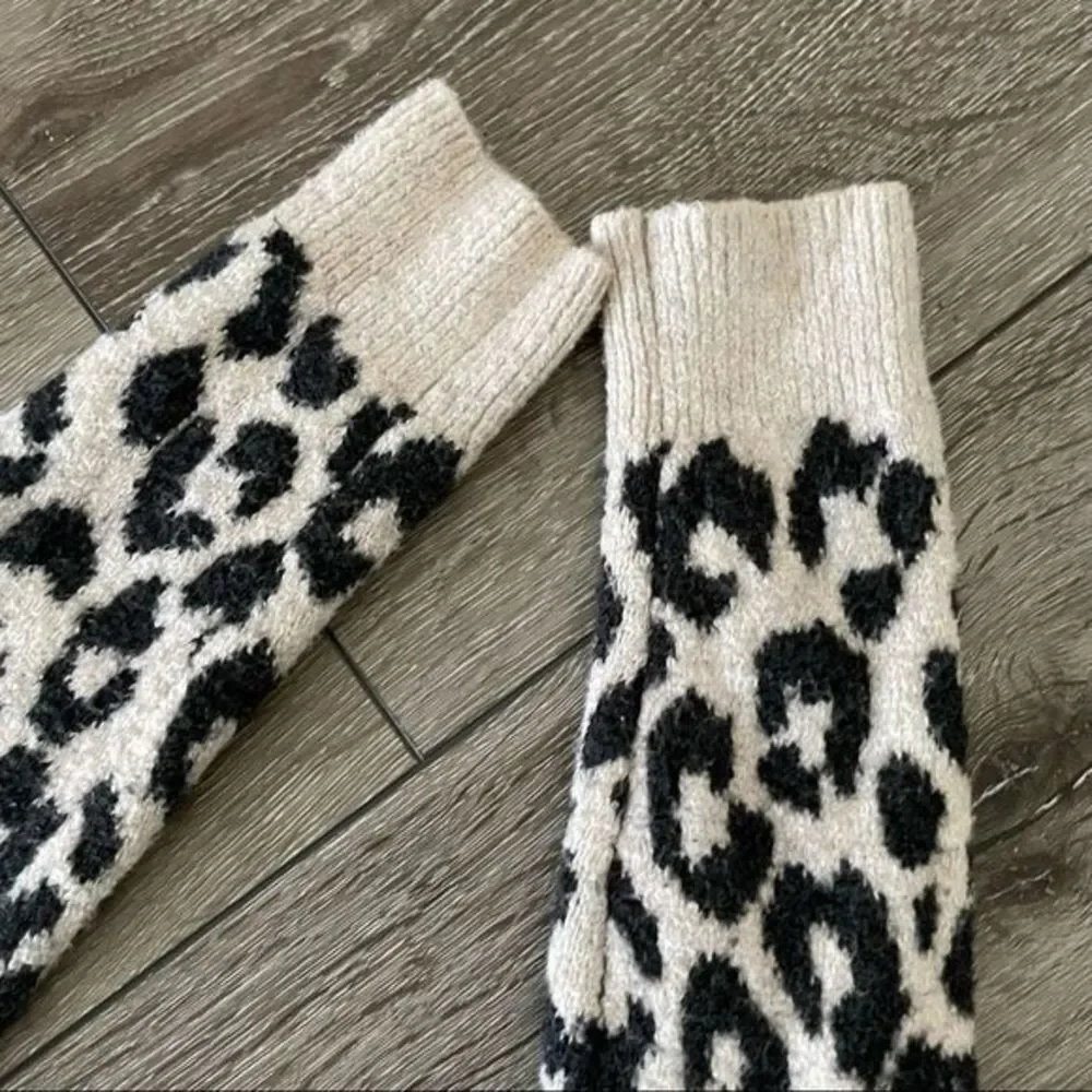 Yet‎ Again Leopard Cropped Sweater Size Small Black/White